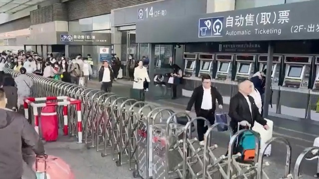 Nhiều người dân Trung Quốc không mua được vé tàu dịp nghỉ lễ 1/5 - Ảnh 1.