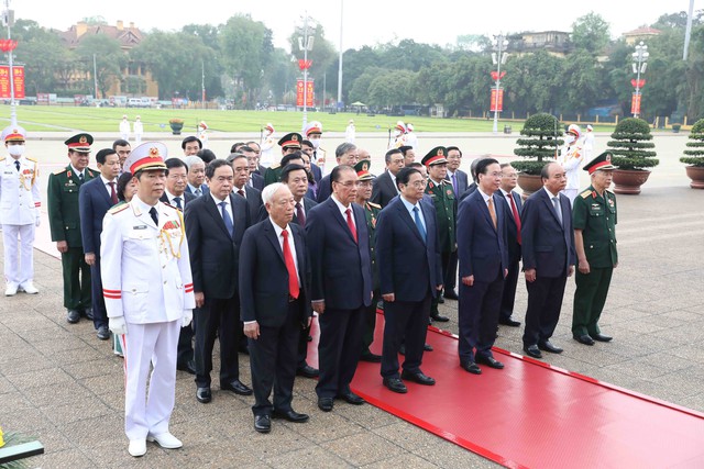 Lãnh đạo Đảng, Nhà nước vào Lăng viếng Chủ tịch Hồ Chí Minh, dâng hương tưởng niệm các Anh hùng liệt sỹ - Ảnh 3.