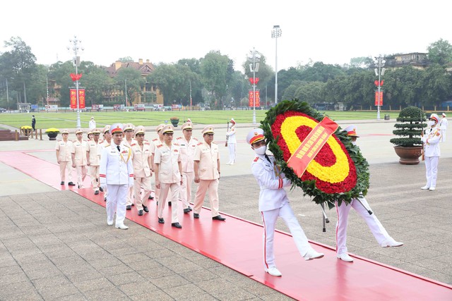 Lãnh đạo Đảng, Nhà nước vào Lăng viếng Chủ tịch Hồ Chí Minh, dâng hương tưởng niệm các Anh hùng liệt sỹ - Ảnh 6.