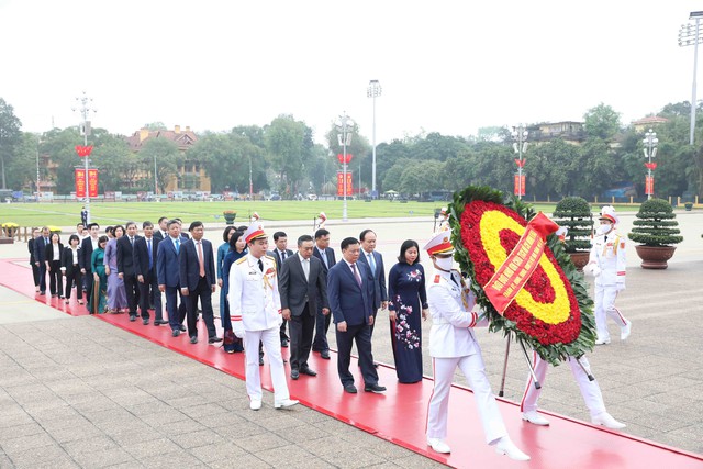 Lãnh đạo Đảng, Nhà nước vào Lăng viếng Chủ tịch Hồ Chí Minh, dâng hương tưởng niệm các Anh hùng liệt sỹ - Ảnh 2.