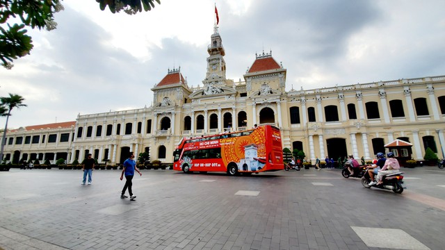 Hàng ngàn người dân tham quan miễn phí trụ sở HĐND- UBND TP Hồ Chí Minh - Ảnh 1.
