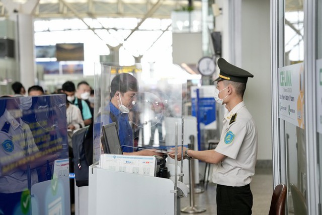 Sân bay Nội Bài nâng mức kiểm soát an ninh hàng không - Ảnh 2.