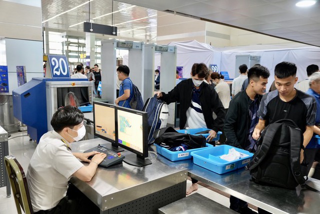 Sân bay Nội Bài nâng mức kiểm soát an ninh hàng không - Ảnh 3.