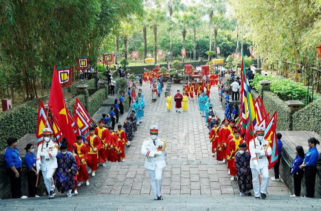 Lãnh đạo TP Hồ Chí Minh và đông đảo người dân dâng hương Giỗ Tổ Hùng Vương - Ảnh 2.