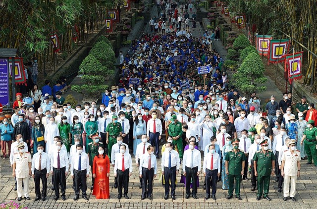 Lãnh đạo TP Hồ Chí Minh và đông đảo người dân dâng hương Giỗ Tổ Hùng Vương - Ảnh 1.