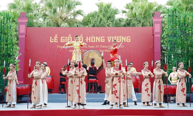 Lãnh đạo TP Hồ Chí Minh và đông đảo người dân dâng hương Giỗ Tổ Hùng Vương - Ảnh 4.