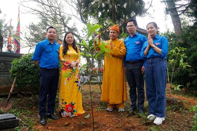 Đoàn Thanh niên VTV tặng 1.000 cây vú sữa cho khu di tích lịch sử quốc gia đặc biệt Đền Hùng - Ảnh 1.