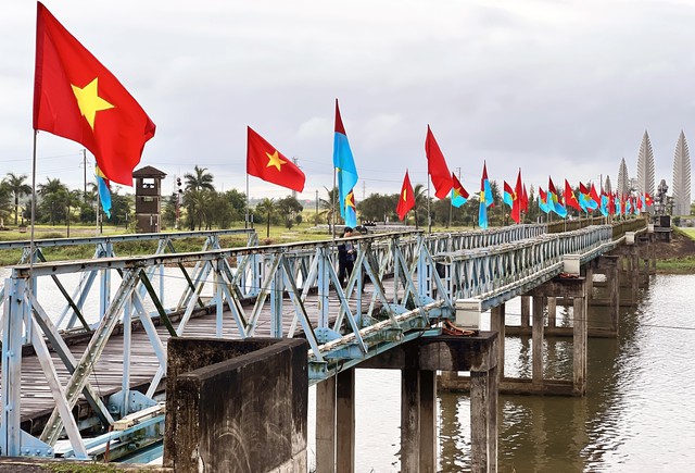 Xúc động lễ thượng cờ thống nhất non sông tại đôi bờ Hiền Lương - Bến Hải - Ảnh 3.