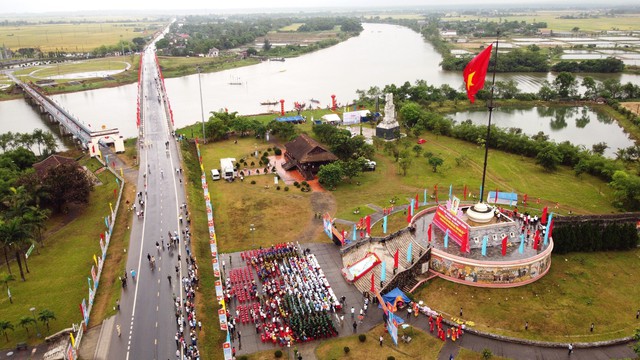 Xúc động lễ thượng cờ thống nhất non sông tại đôi bờ Hiền Lương - Bến Hải - Ảnh 2.