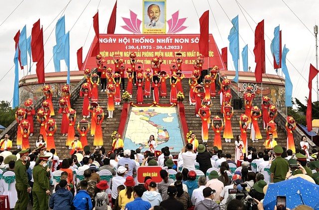 Xúc động lễ thượng cờ thống nhất non sông tại đôi bờ Hiền Lương - Bến Hải - Ảnh 1.