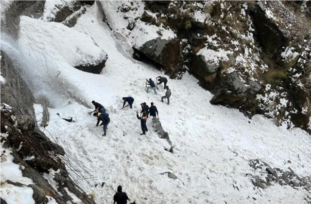 Lở tuyết ở Ấn Độ khiến 7 người thiệt mạng, nhiều người bị mắc kẹt - Ảnh 1.