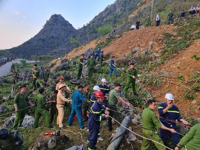 Đang chụp ảnh ở Mã Pì Lèng bị ô tô lùi trúng, rơi xuống hố sâu 56m - Ảnh 1.