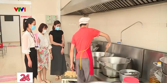 Hà Nội: Phụ huynh kiểm tra đột xuất khu vực bếp ăn cho học sinh - Ảnh 1.