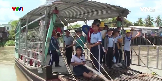 Cầu bị tông sập, học sinh phải đi phà tạm đến trường suốt 2 năm - Ảnh 1.