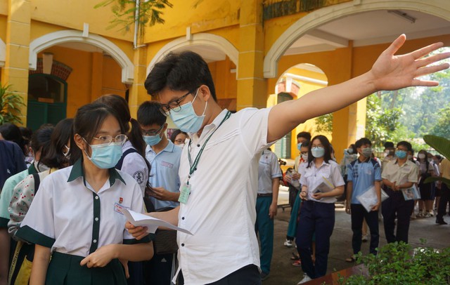 Học sinh TP Hồ Chí Minh đăng ký thi vào lớp 10 qua app - Ảnh 1.