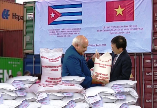 Việt Nam tặng Cuba 5.000 tấn gạo - Ảnh 1.