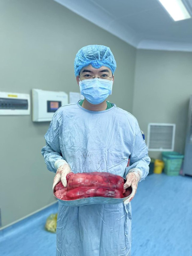 Phẫu thuật khối u mỡ nặng hơn 7kg cho bệnh nhân - Ảnh 1.