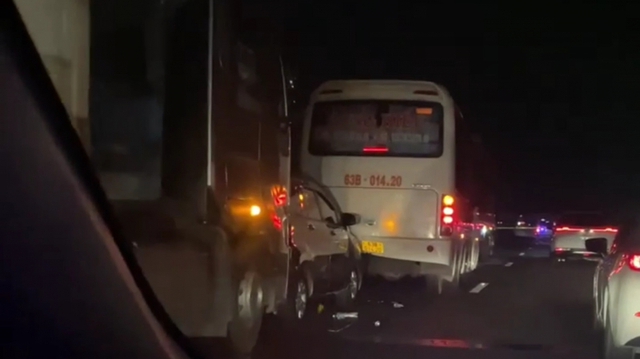 Va chạm liên hoàn trên cao tốc TP Hồ Chí Minh - Trung Lương - Ảnh 1.