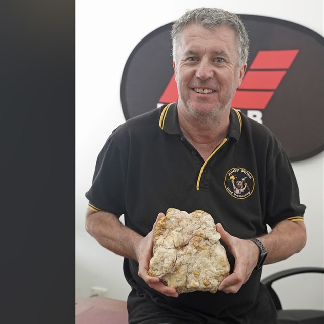 Một thợ đào vàng không chuyên phát hiện khối vàng khổng lồ 160.000 USD tại Úc - Ảnh 1.