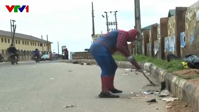 Người nhện tự nguyện nhặt rác trên đường phố Nigeria - Ảnh 1.
