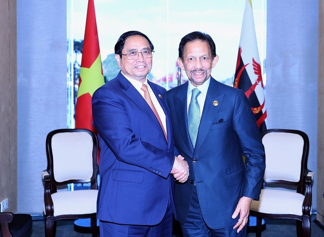 Hội nghị Cấp cao ASEAN lần thứ 42: Thủ tướng Phạm Minh Chính gặp Quốc vương Brunei Darussalam - Ảnh 1.
