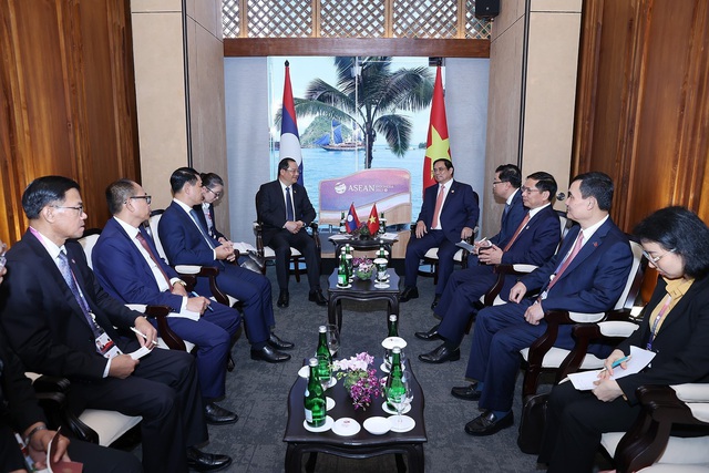 Thủ tướng Phạm Minh Chính gặp Thủ tướng Lào Sonexay Siphandone - Ảnh 2.