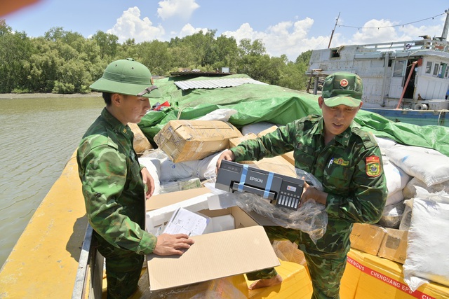 Bắt tàu chở hàng hóa trị giá nhiều tỷ đồng không có chủ nhân - Ảnh 3.