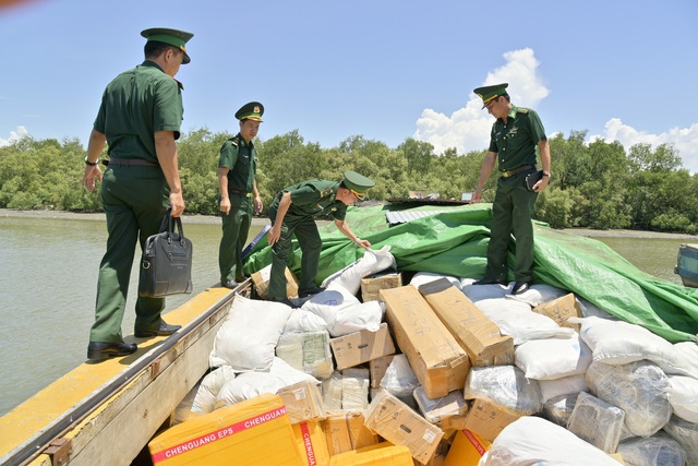 Bắt tàu chở hàng hóa trị giá nhiều tỷ đồng không có chủ nhân - Ảnh 2.