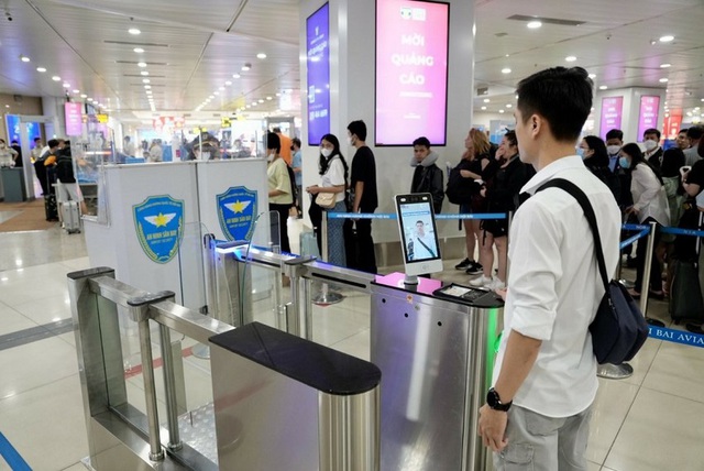 Thí điểm xác thực sinh trắc học với hành khách ở sân bay Phú Bài - Ảnh 1.