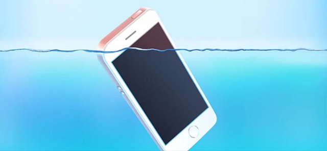 Phải làm gì nếu bạn đánh rơi điện thoại xuống biển? - Ảnh 1.