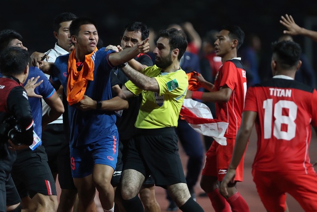 Indonesia và Thái Lan đối mặt án phạt từ AFC - Ảnh 2.