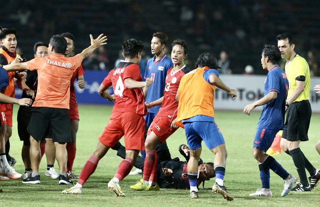 Thái Lan ra án phạt vụ ẩu đả trong trận chung kết SEA Games 32 - Ảnh 2.