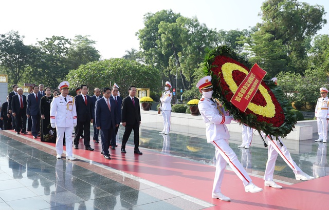 Lãnh đạo Đảng và Nhà nước vào Lăng viếng Chủ tịch Hồ Chí Minh - Ảnh 4.