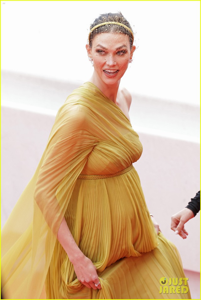 Karlie Kloss khoe bụng bầu trên thảm đỏ LHP Cannes 2023 - Ảnh 2.