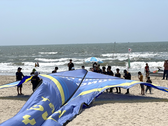 Người dân thích thú ngắm diều Delta khổng lồ trên bãi biển Vũng Tàu - Ảnh 3.