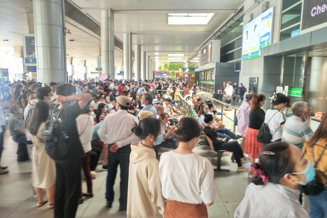 Chưa hết nghỉ lễ, sân bay, cửa ngõ TP Hồ Chí Minh đã đông đúc - Ảnh 1.