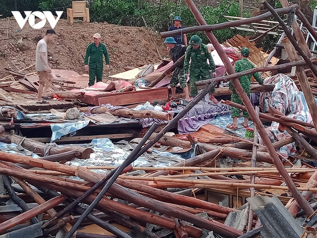 Giông lốc kèm mưa đá gây thiệt hại nhiều nhà dân tại Điện Biên - Ảnh 1.