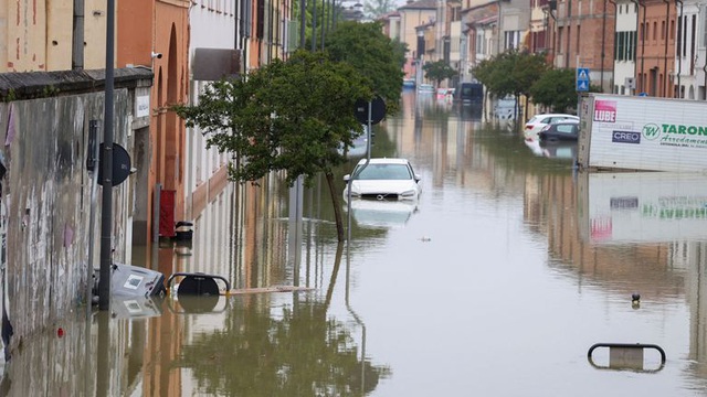 14 người tử vong, hơn 36.000 người phải sơ tán do lũ lụt ở miền Bắc Italy - Ảnh 1.