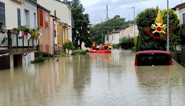 14 người tử vong, hơn 36.000 người phải sơ tán do lũ lụt ở miền Bắc Italy - Ảnh 2.