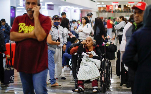 Sân bay Mexico City nối lại hoạt động sau khi phải đóng cửa vì tro bụi núi lửa - Ảnh 2.