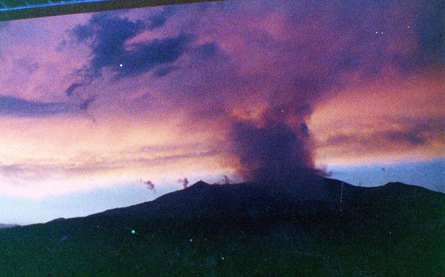 Núi lửa Etna phun trào, các chuyến bay đến sân bay Catania ở Sicily bị đình chỉ - Ảnh 1.