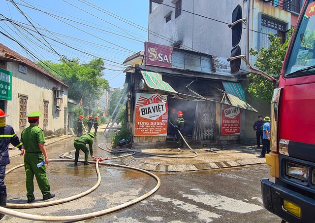 Cháy lớn thiêu rụi quán cháo gà ở thành phố Đồng Hới  - Ảnh 1.