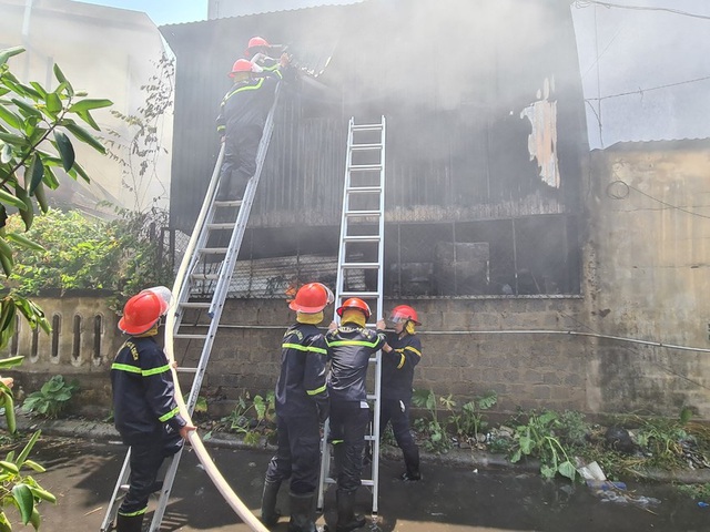 Cháy lớn thiêu rụi quán cháo gà ở thành phố Đồng Hới  - Ảnh 2.