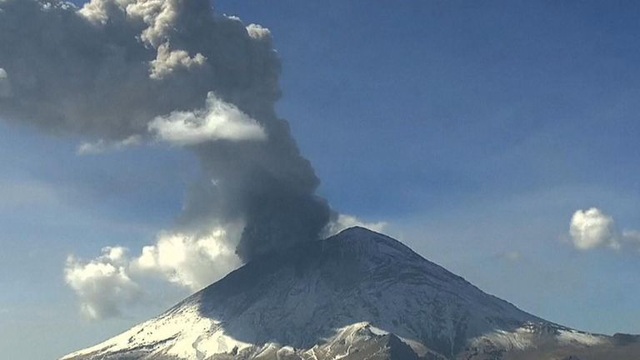 Hàng triệu người ở Mexico được cảnh báo chuẩn bị sơ tán khi núi lửa Popocatépetl phun tro bụi - Ảnh 1.