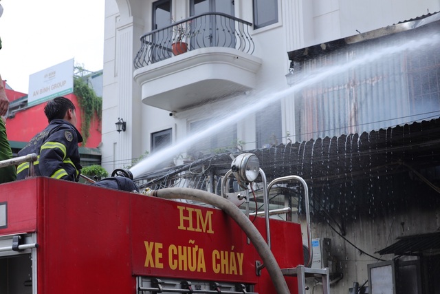 Cháy lớn dãy kho xưởng ở quận Hoàng Mai, Hà Nội - Ảnh 2.