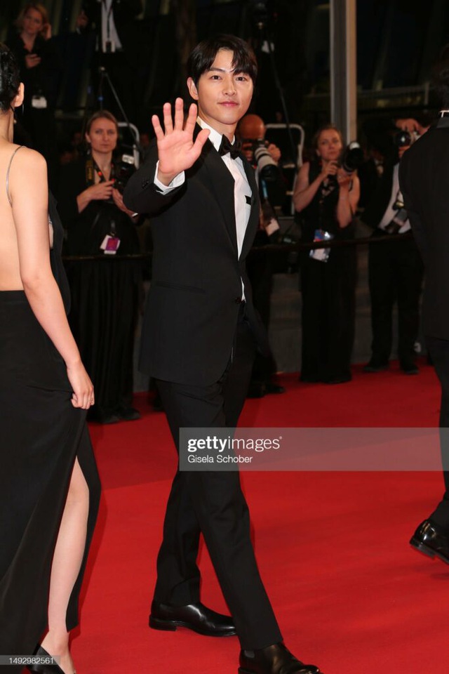 Song Joong Ki sải bước trên thảm đỏ LHP Cannes, không xuất hiện cùng vợ - Ảnh 1.