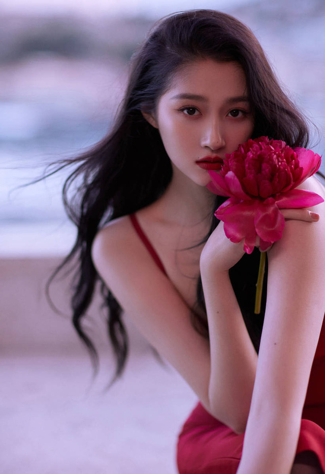 Quan Hiểu Đồng diện đầm đỏ xinh đẹp hút hồn đến mức khiến netizen Trung dậy  sóng! - Phong cách sao - Việt Giải Trí