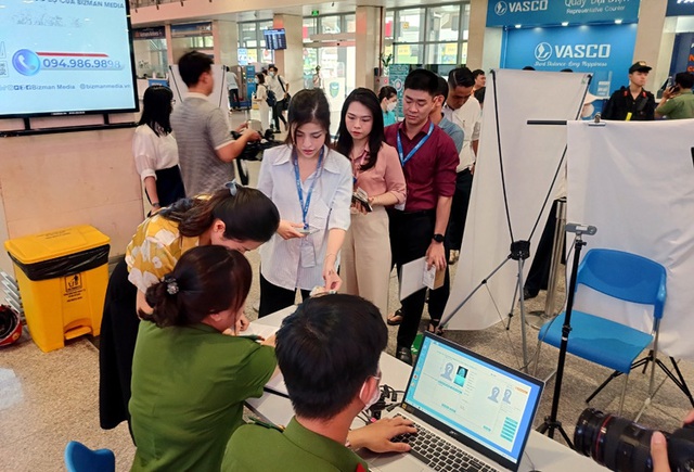 TP Hồ Chí Minh cấp định danh điện tử mức 2 tại sân bay - Ảnh 1.