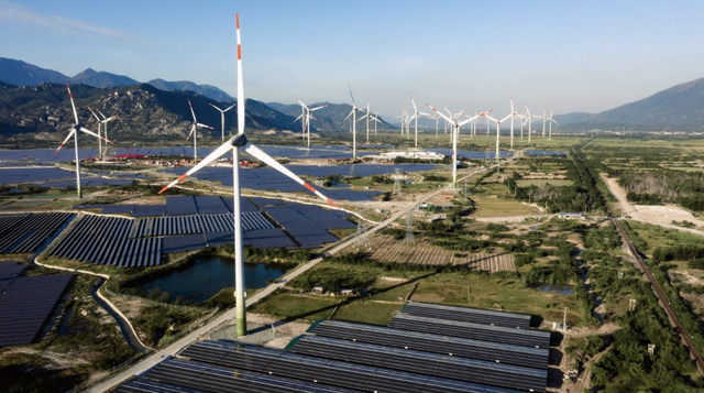 Bộ Công Thương hỏa tốc yêu cầu EVN đàm phán với các chủ đầu tư điện gió, mặt trời - Ảnh 1.