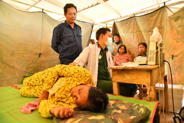 Bác sĩ quân y tỉnh Kiên Giang khám bệnh và cấp thuốc miễn phí tại Campuchia - Ảnh 2.